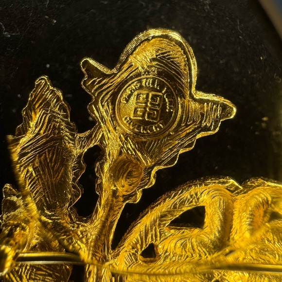 GIVENCHY VINTAGE 80’S TEXTURED GOLD-TONE LAUREL LEAVES MONOGRAM BROOCH - Picture 4 of 5